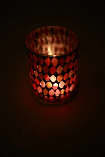 用彩色玻璃点燃的烛台上的火 — 图库照片