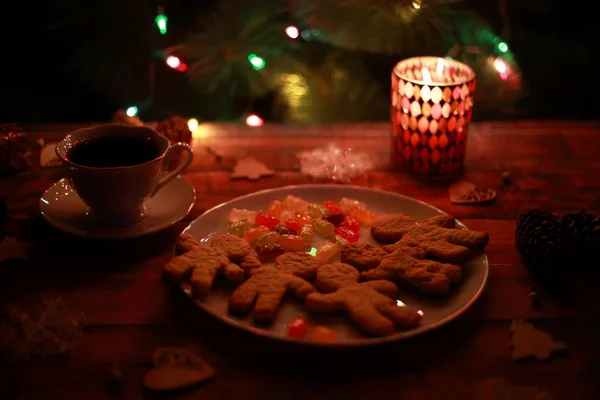 Weihnachtsbeleuchtung Tee Plätzchen Und Kerzen Kerzenständer — Stockfoto