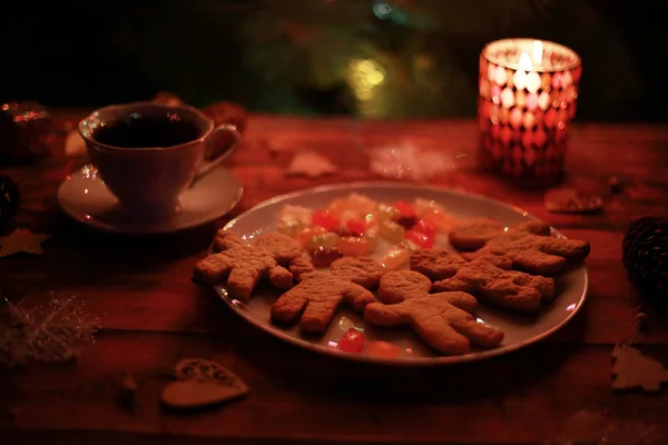 Weihnachtsbeleuchtung Tee Plätzchen Und Kerzen Kerzenständer — Stockfoto