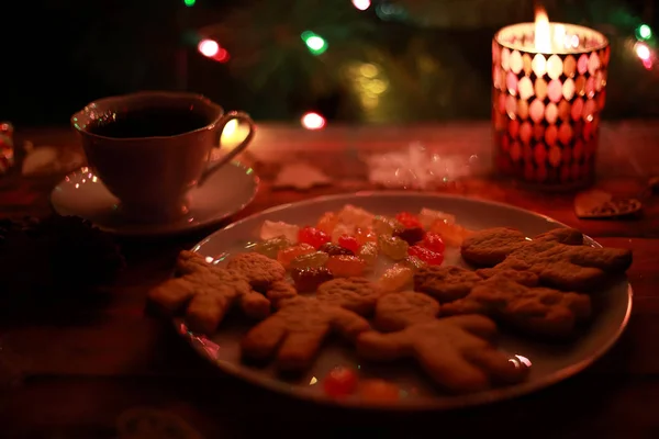 Χριστουγεννιάτικα Φώτα Τσάι Μπισκότα Και Κεριά Κηροπήγια — Φωτογραφία Αρχείου