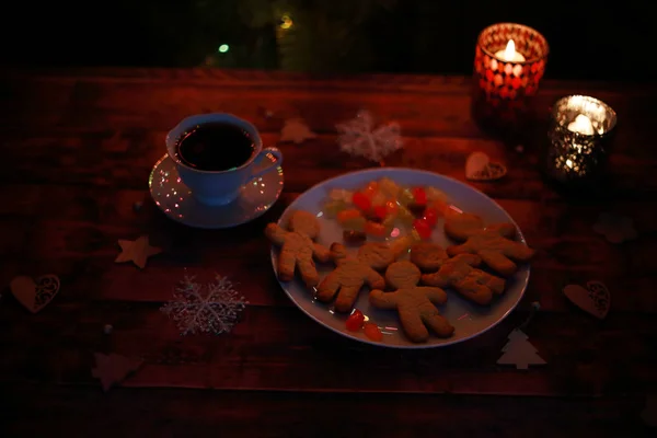 Χριστουγεννιάτικα Φώτα Τσάι Μπισκότα Και Κεριά Κηροπήγια — Φωτογραφία Αρχείου
