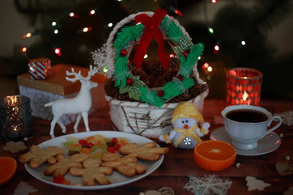 Adventskranz Mit Geschenken Und Süßigkeiten Mit Hirsch Und Orange — Stockfoto