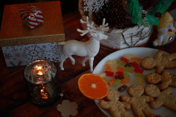 Julkrans Med Gåvor Och Godis Med Rådjur Och Apelsin — Stockfoto