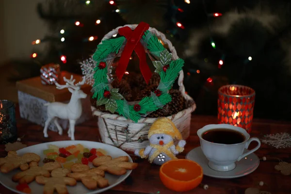 Adventskranz Mit Geschenken Und Süßigkeiten Mit Hirsch Und Orange — Stockfoto