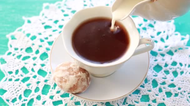 Chá Fresco Com Leite Biscoitos — Vídeo de Stock