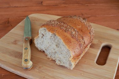 Ahşap bir masa üzerinde rustik ekmek