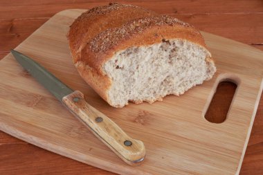 Ahşap bir masa üzerinde rustik ekmek