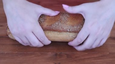Ahşap bir masa üzerinde rustik ekmek