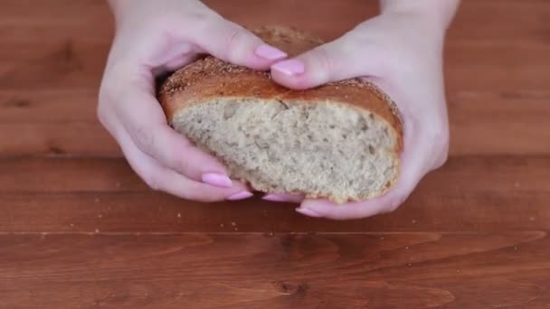 Хлеб Деревянном Столе — стоковое видео