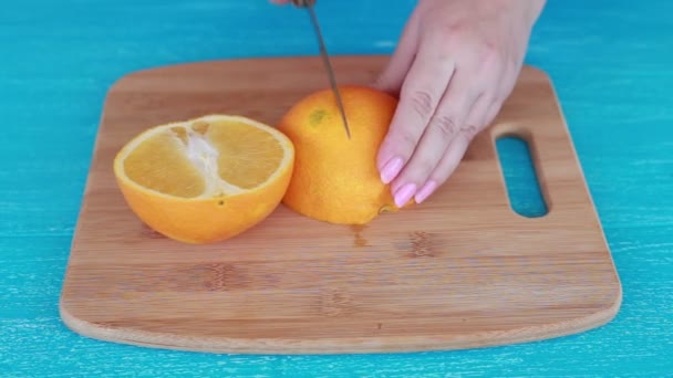用刀割桔子多汁的水果 — 图库视频影像