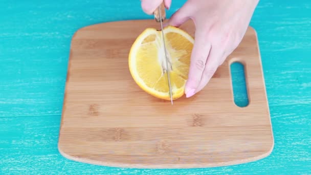 Обрезать Апельсиновый Сочный Фрукт Ножом — стоковое видео