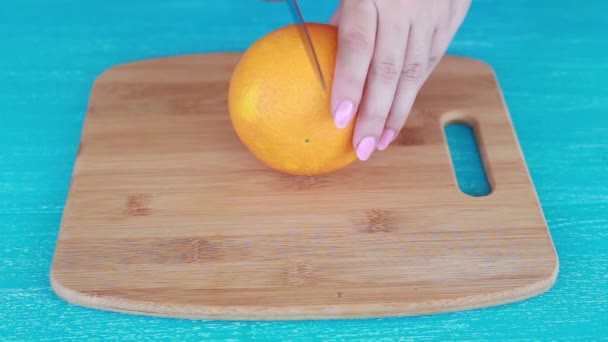 Corte Uma Fruta Suculenta Laranja Com Uma Faca — Vídeo de Stock