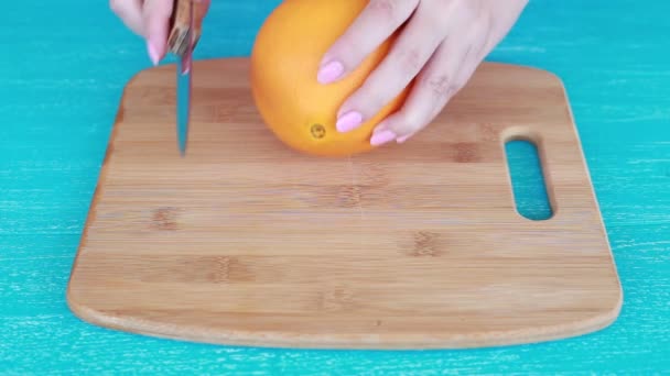 Bir Bıçakla Portakal Sulu Bir Meyve Kes — Stok video