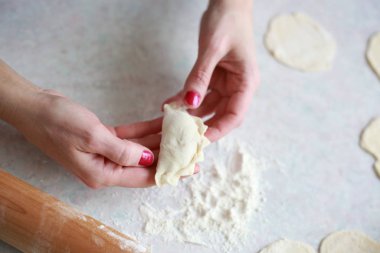 Hamurdaki elleri yontmak için evde hamur köftesi pişiriyorum.
