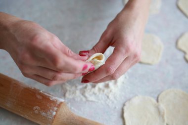 Hamurdaki elleri yontmak için evde hamur köftesi pişiriyorum.