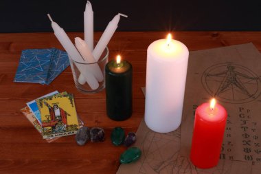 Okült büyü sembolü ve rünler ve Tarot kartları ile ritüel