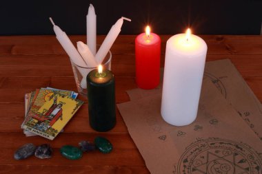 Okült büyü sembolü ve rünler ve Tarot kartları ile ritüel