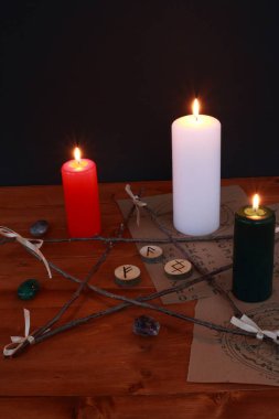 Okült büyü sembolü ve rünler ve Tarot kartları ile ritüel