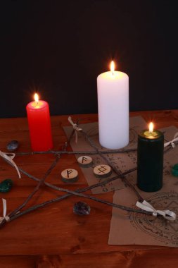 Okült büyü sembolü ve rünler ve Tarot kartları ile ritüel