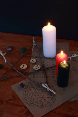 Okült büyü sembolü ve rünler ve Tarot kartları ile ritüel