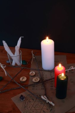 Okült büyü sembolü ve rünler ve Tarot kartları ile ritüel