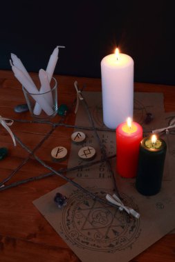 Okült büyü sembolü ve rünler ve Tarot kartları ile ritüel