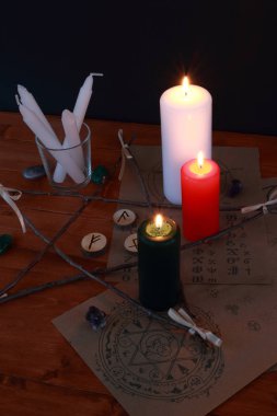 Okült büyü sembolü ve rünler ve Tarot kartları ile ritüel