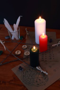 Okült büyü sembolü ve rünler ve Tarot kartları ile ritüel