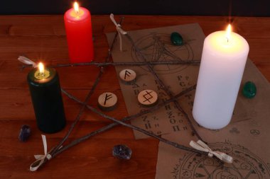 Okült büyü sembolü ve rünler ve Tarot kartları ile ritüel