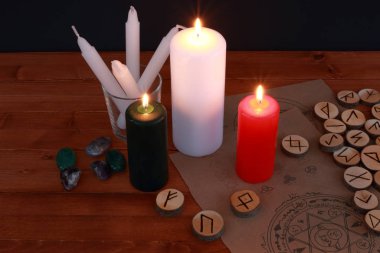 Okült büyü sembolü ve rünler ve Tarot kartları ile ritüel