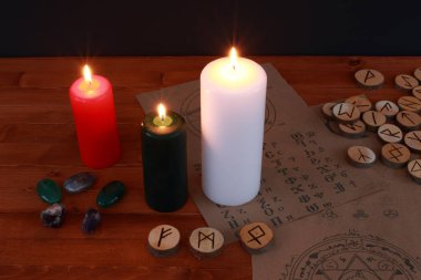 Okült büyü sembolü ve rünler ve Tarot kartları ile ritüel