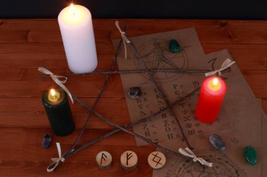 Okült büyü sembolü ve rünler ve Tarot kartları ile ritüel