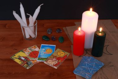 Okült büyü sembolü ve rünler ve Tarot kartları ile ritüel