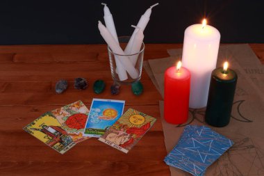 Okült büyü sembolü ve rünler ve Tarot kartları ile ritüel