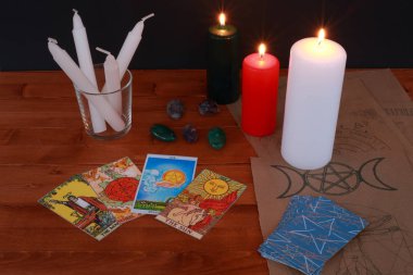 Okült büyü sembolü ve rünler ve Tarot kartları ile ritüel