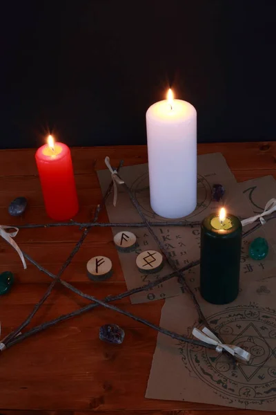 Okült büyü sembolü ve rünler ve Tarot kartları ile ritüel