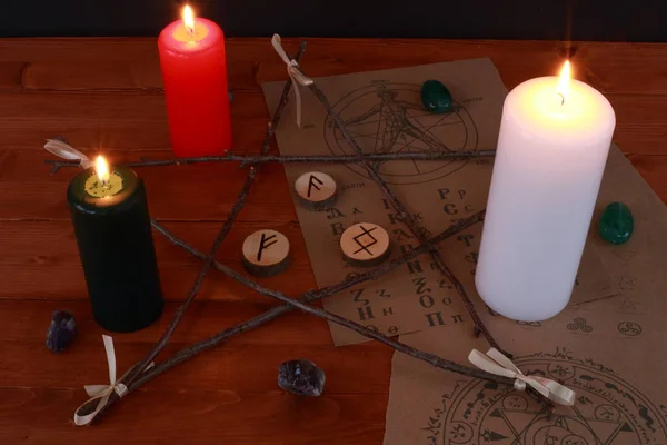 Okült büyü sembolü ve rünler ve Tarot kartları ile ritüel