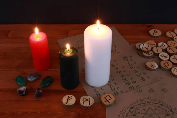 Okült büyü sembolü ve rünler ve Tarot kartları ile ritüel