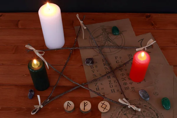 Okült büyü sembolü ve rünler ve Tarot kartları ile ritüel