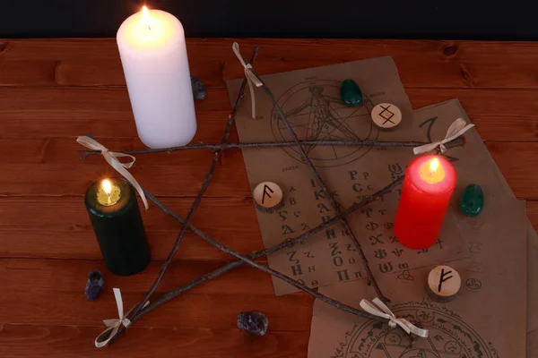 Okült büyü sembolü ve rünler ve Tarot kartları ile ritüel