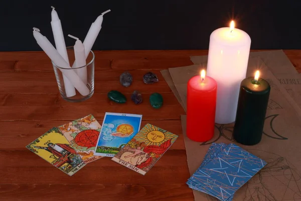 Okült büyü sembolü ve rünler ve Tarot kartları ile ritüel
