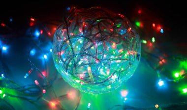 Farklı ışık ve ışıklarla parlayan bir top.