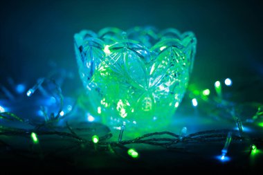 çok renkli ışıklar parlak gökkuşağı renkleriyle bir vazoda parlar