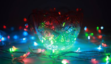 çok renkli ışıklar parlak gökkuşağı renkleriyle bir vazoda parlar