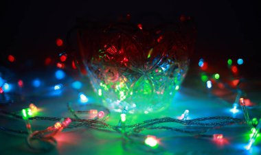 çok renkli ışıklar parlak gökkuşağı renkleriyle bir vazoda parlar