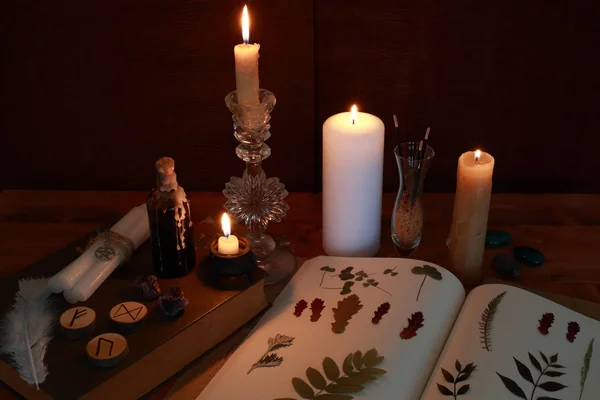 Ritual Mágico Del Alquimista Con Velas Runas Símbolos —  Fotos de Stock