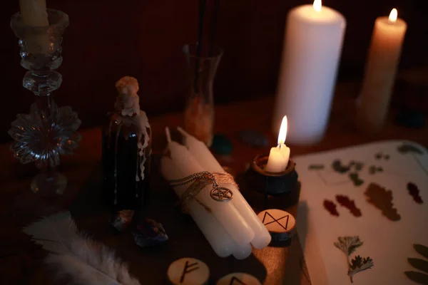 Magiczny Rytuał Alchemika Świecami Runami Symbolami — Zdjęcie stockowe