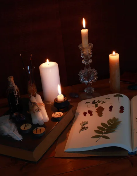 炼金术士的魔法仪式 带有蜡烛 符文和符号 — 图库照片