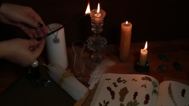 Ritual Mágico Del Alquimista Con Velas Runas Símbolos — Vídeos de Stock