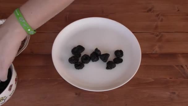 心の形をしたナッツとプルーン — ストック動画